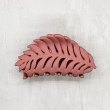 Load image into Gallery viewer, Leaf claw clip
